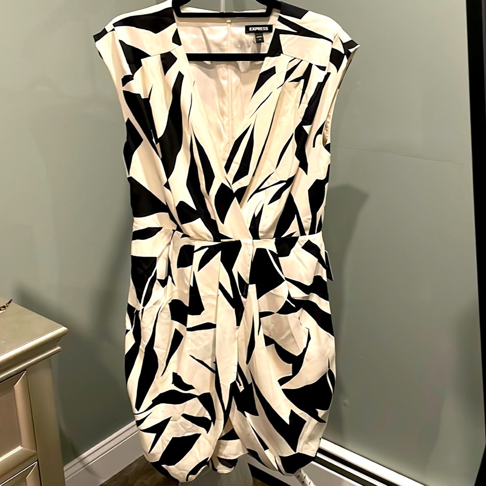 Express black/white cap sleeve dress